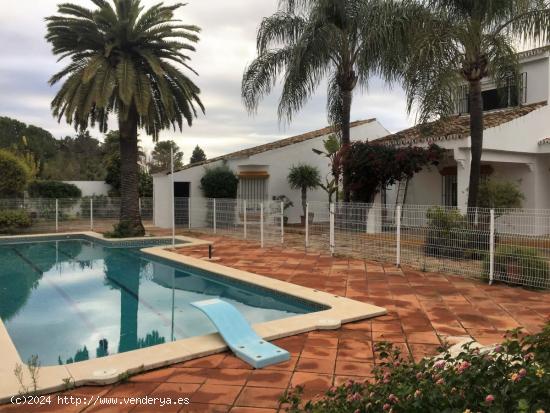 Fabuloso chalet en el Aljarafe Sevillano con piscina propia - SEVILLA