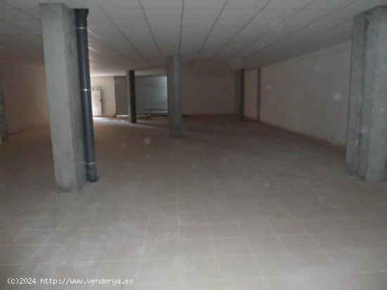 LOCAL COMERCIAL CON FACHADA DE 8 METROS APROX. - BARCELONA