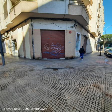 Chaflan calle Madrid-San Pedro, acera grande, baño, salida de humos, mucho paso gente - VALENCIA