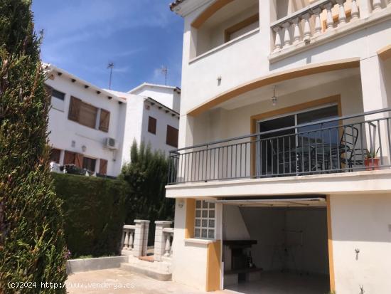 ADOSADA ESQUINERA CON PISCINA Y VISTAS AL MAR EN CALAFELL - TARRAGONA