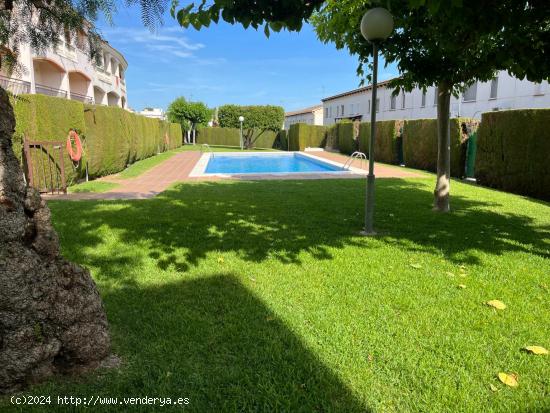 ADOSADA ESQUINERA CON PISCINA Y VISTAS AL MAR EN CALAFELL - TARRAGONA