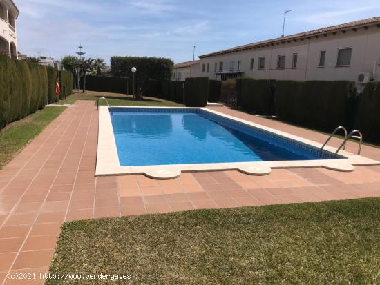 ADOSADA ESQUINERA CON PISCINA Y VISTAS AL MAR EN CALAFELL - TARRAGONA