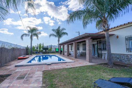 CHALET COMPUESTO DE 2 VIVIENDAS, CON PISCINA Y JARDIN. BUENAS VISTAS - MALAGA