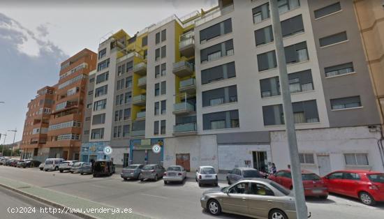 Se vende amplio bajo comercial con 450 m2 que da a calle Prolongación Angel Bruna y Gabriela Mistra