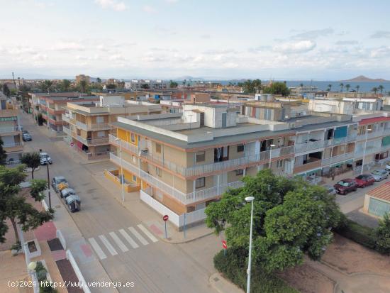 Se vende piso de 3 dormitorios y 1 baño  con amplia terraza en ISLAS MENORES - MURCIA