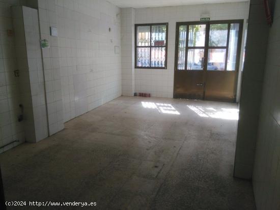  Se vende Local comercial en el Centro , escaparate a dos calles - CACERES 