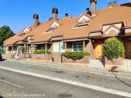 CHALET ADOSADO EN URBANIZACIÓN GEMINIS - VALLADOLID