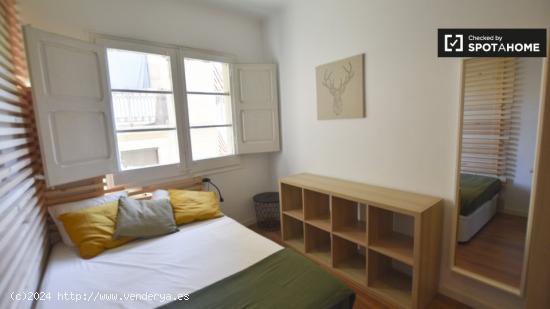 Se alquila habitación en piso de 3 habitaciones en Barcelona - BARCELONA