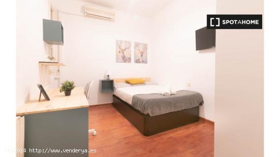 Se alquila habitación en piso de 5 habitaciones en Barcelona - BARCELONA