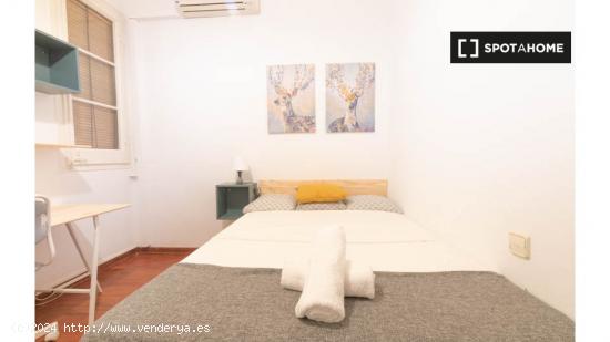 Se alquila habitación en piso de 5 habitaciones en Barcelona - BARCELONA