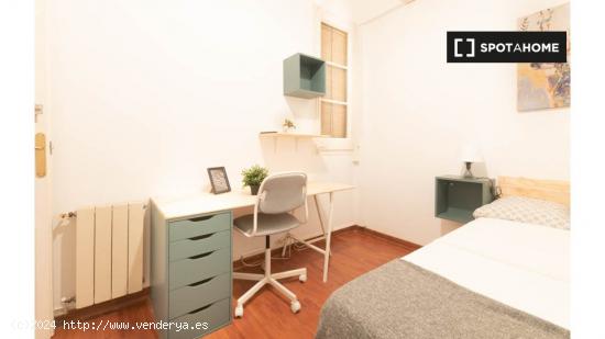 Se alquila habitación en piso de 5 habitaciones en Barcelona - BARCELONA