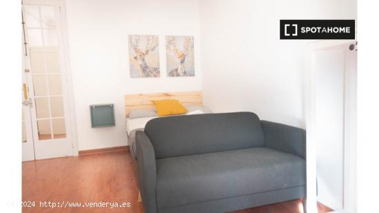 Se alquila habitación en piso de 5 habitaciones en Barcelona - BARCELONA