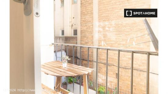 Se alquila habitación en piso de 5 habitaciones en Barcelona - BARCELONA