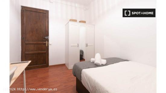 Se alquila habitación en piso de 5 habitaciones en Barcelona - BARCELONA