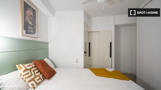 Se alquila habitación en residencia en Madrid - MADRID