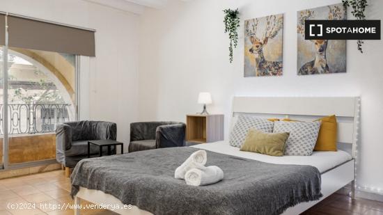 ¡Habitaciones en alquiler en un piso de 3 habitaciones en Barcelona! - BARCELONA