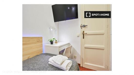 Se alquila habitación en piso de 5 habitaciones en Barcelona - BARCELONA