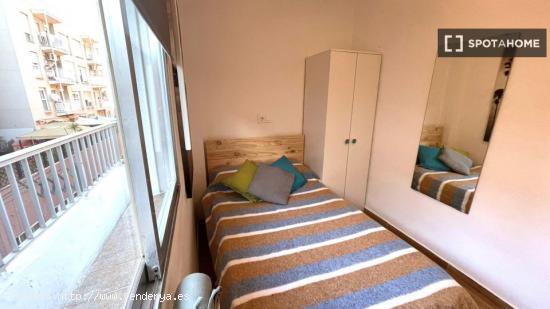 Se alquila habitación en piso compartido en Valencia - VALENCIA