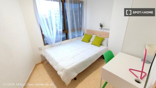 Se alquila habitación en piso compartido en Valencia - VALENCIA