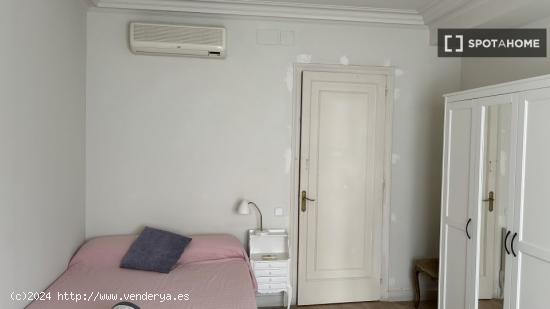 Habitación en piso compartido en barcelona. - BARCELONA