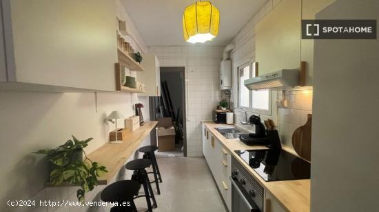 Habitación en piso compartido en barcelona. - BARCELONA