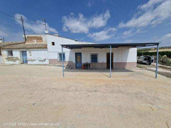 Presentamos esta increíble parcela  que incluye una casa  en La Albarda ( Molina de Segura). - MURC