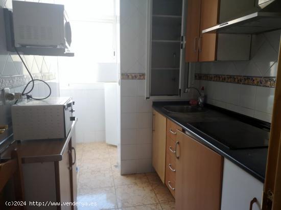 Habitacion para chica estudiante en la zona de Ancha de Capuchinos - GRANADA