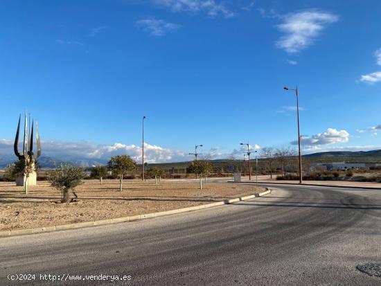 VENTA DE 14.500 M2 DE TERRENO INDUSTRIAL EN EL POLIGONO INDUSTRIAL TECNOLOGICO DE ESCUZAR - GRANADA