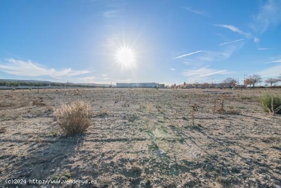 VENTA DE UNA PARCELA INDUSTRIAL EN EL POLIGONO TECNOLOGICO DE ESCUZAR DE 35.000 M2 - GRANADA