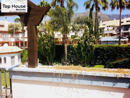 AMPLIO CHALET ADOSADO EN VALDEOLLETAS - MARBELLA - MALAGA