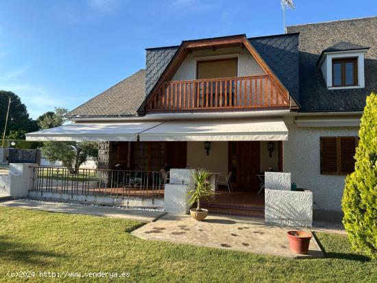 Chalet en venta con piscina y zonas comunes en Urbanización el Zorongo - ZARAGOZA