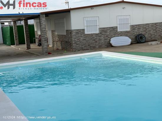  Preciosa parcela de 500Mt2 con Casa con piscina en zona  Rustica  y urb. privada. Con placas solares 