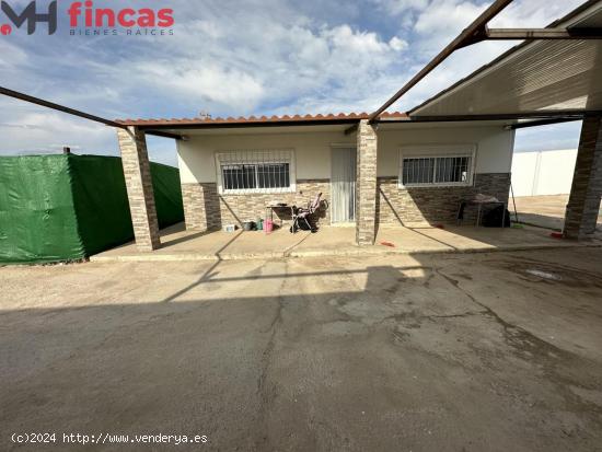 Preciosa parcela de 500Mt2 con Casa con piscina en zona  Rustica  y urb. privada. Con placas solares