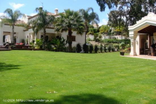 Elegante villa con una ubicación inmejorable y  panoramicas vistas en Nueva Andalucia - MALAGA