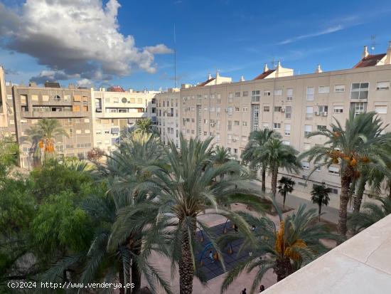 Amplia vivienda de 3 habitaciones con garaje en Elche - ALICANTE