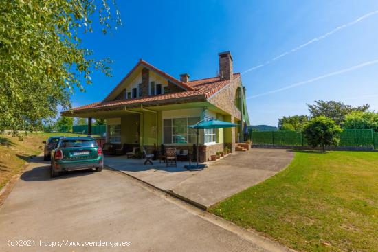 Espectacular chalet con piscina y jardín en Torrelavega - CANTABRIA