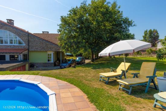 Espectacular chalet con piscina y jardín en Torrelavega - CANTABRIA