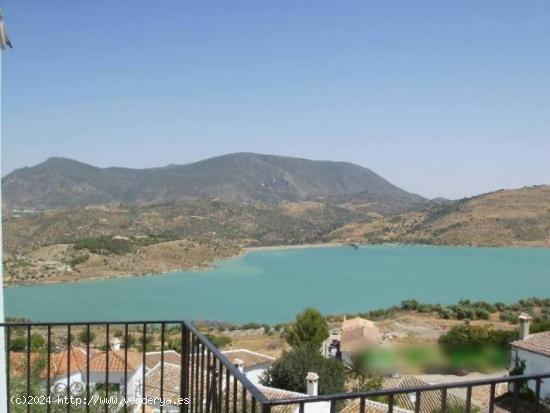 SE VENDE CASA CON JARDIN EN ZAHARA DE LA SIERRA - CADIZ