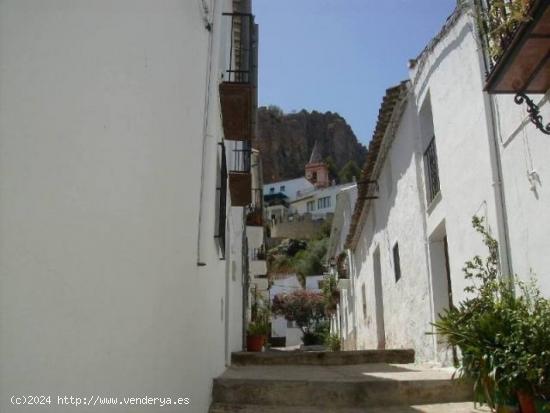 SE VENDE CASA CON JARDIN EN ZAHARA DE LA SIERRA - CADIZ