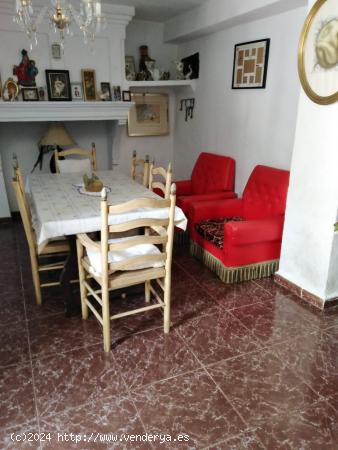 SE VENDE CASA CON JARDIN EN ZAHARA DE LA SIERRA - CADIZ