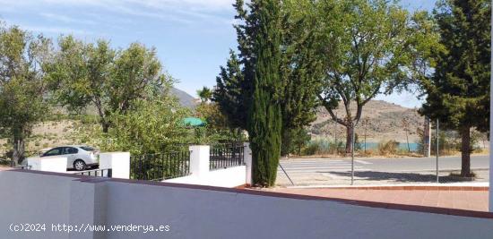 SE VENDE CASA CON PATIO Y VISTAL AL LAGO EN ZAHARA DE LA SIERRA - CADIZ