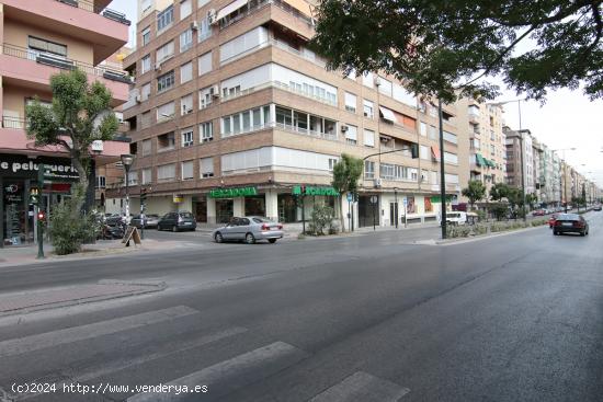 Local comercial junto hipercor - GRANADA