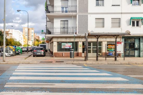  Localazo en esquina con mas de 30 de fachada. Avd de Dilar junto ambulatorio del Zaidín - GRANADA 