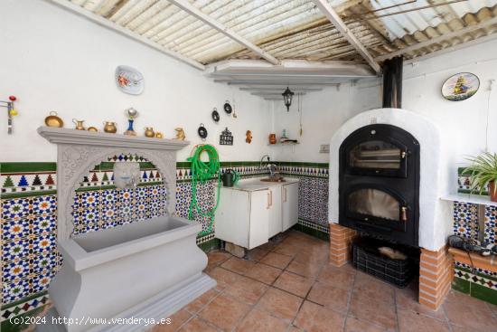 GRAN CASA CON ESTILO EN EL CENTRO DE DÚRCAL - GRANADA