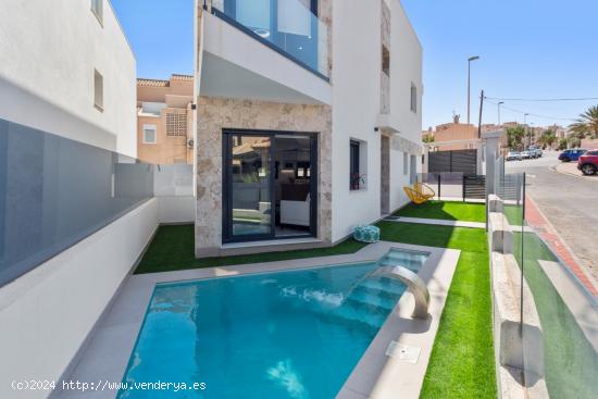 VILLA DE LUJO EN LA MATA CON PISCINA PRIVADA - ALICANTE