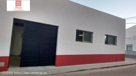 MONTIJO, NAVE INDUSTRIAL DE ESQUINA, AMPLIA, CON OFICINA Y SERVICIOS - BADAJOZ