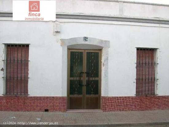 PUEBLA DE LA CALZADA, VIVIENDA A DOS CALLES, 500 M2 SOLAR. - BADAJOZ