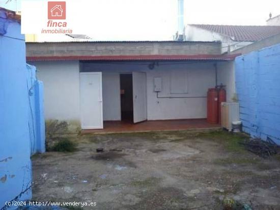 PUEBLA DE LA CALZADA, LOCAL EN EL CENTRO, AMPLIO, CON PATIO IDEAL PARA CAFETERIA - BADAJOZ