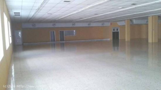  MONTIJO, AMPLIO LOCAL COMERCIAL CENTRICO, PRECIO NEGOCIABLE - BADAJOZ 