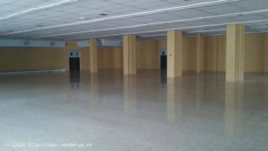 MONTIJO, AMPLIO LOCAL COMERCIAL CENTRICO, PRECIO NEGOCIABLE - BADAJOZ